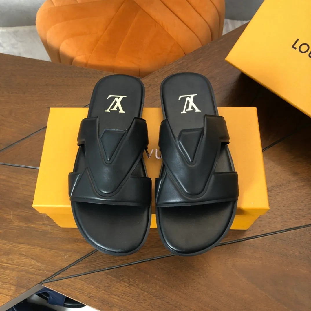 Factory price: 270💰LV counters are selling new brand luxury men's slippers, casual, loose and comfortable. The must-have model in the picture above [Happy][Happy], multiple colors available Size: 38-44, customized 45